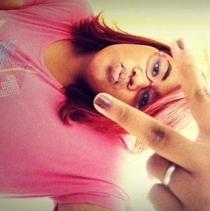 aaahr, eeu soou a filhinha do papai e da mamãe *O*  
       ,  sou mto mto feliiz, meiga e legal *--*
pronto faleei :D