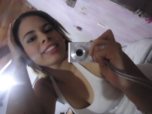LEONINA,BIPOLAR,CARINHOSA, GENTIL. MEIGA.
PRA ME CONQUISTA TEM QUE SABER  ME ENTENDER SE NÃO NEM VEM QUE NÃO TEM.