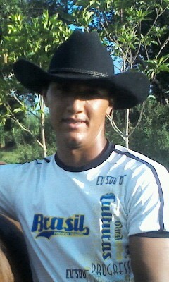 sou cauboy ,curto sertanejo e fank 
sou fote olhos castanho esverdiado moreno e solteiro