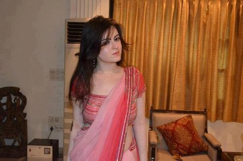 My name is Farah and i am very sincere and friendly, My favorite online hobby is to know about fashion.