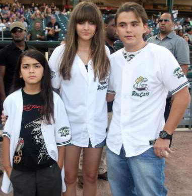 I ♥ Michael Jackson: @michaeljackson
I ❤ Prince Jackson: @princemjjjaxon
I ♡ Paris Jackson: @parisjackson
I ღ Blanket Jackson  ツ ☯ #mjfam #TeamJackson