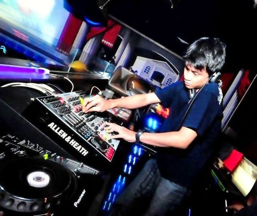 lovely to Mixing drinks and mixing tunes..!!