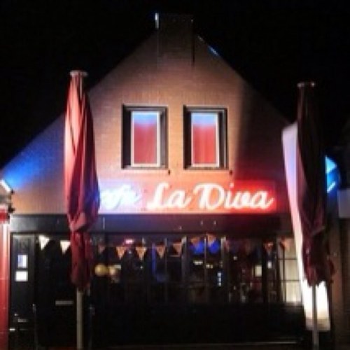 Het beste Feestcafé van Drenthe! Altijd een groot gekkehuis met de leukste Feest dj's uit heel Nederland en het gekste en gezelligste barteam van Hoogeveen!