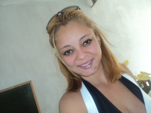 sou uma pessoa que gosta muito de sair..curto muito ouvir musicas.. trabalho na área da saúde quero muito fazer amizades novas...então..me seguem..rsrsss..bjsss