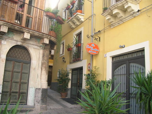 It’s located in the historical center of Catania, Sicily, between the old fish market and Ursino castle, 200m from the Dome, cathedral and Via Etnea.