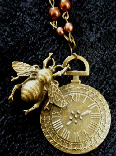 FinchJewellery's profile picture. I create Rockabilly and Steampunk jewellery, but I`m also available for comissions pieces. I have my own Etsy store
https://t.co/x0KuHXhpNP…