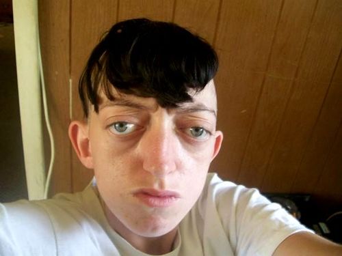 Soy el hermano secreto de Justin Bieber. No me juzgue por mi rostro, hágalo por mi blog,