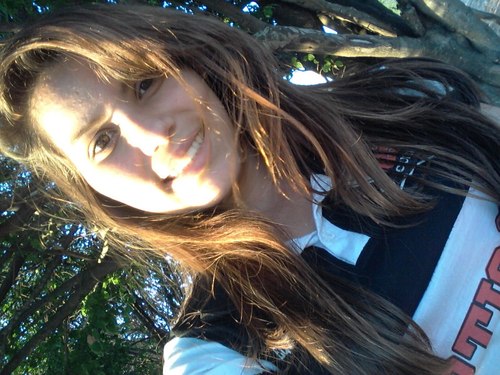 Como eu sou??? Tão chata , tão boba , tão perfeita, tão ciumenta , tão medrosa , tão eu. Sou ensinável, servil, tenho cultura e educação. Ç=