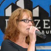 Voorzitter Stichting buurttuin Cornelis Vet. Werken in de zorg. Mama en oma.
