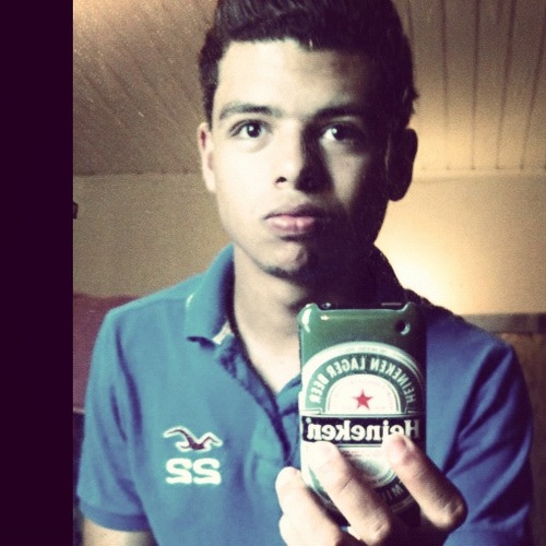 Corinthians, amigos, família, simpático e smp com sorriso no rosto, falto a beleza mas agente tenta compensa né ? ;p 18 anos e sou de escorpião, muito prazer ;]