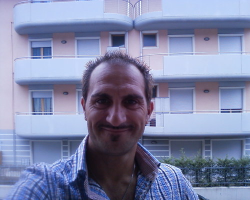 mi piace molto il mare ,la musica amo la velocità e andare in moto, viaggiare in posti nuovi.  far festa con gli amici la famiglia.