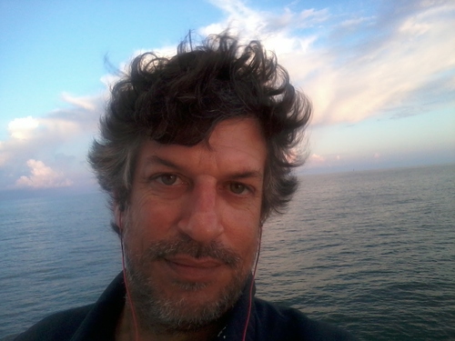 my name is Robert i work offshore for 28 days and am off for 14 days. when I'm home in Lafayette Louisiana i enjoy going out eating out and just having fun!