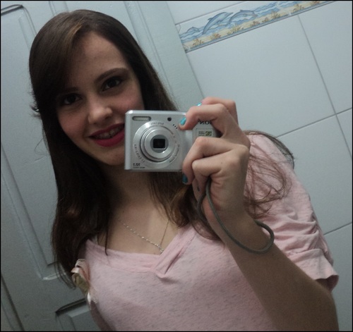 Complicada e perfeitinha ? pra uns sim  kkk's  mas pra mim eu sou apenas mas uma garota insegura e que tenta ser feliz.