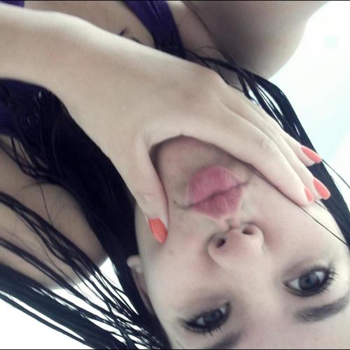 Não tô triste, nem feliz, tô levando. Sobrevivendo dias após dia, um passo de cada vez, tentando não tropeçar.
