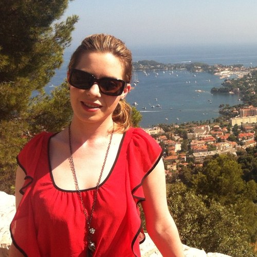 Kazkork's profile picture. Meet a green-eyed Copywriter who is a dog hugger, Mad Men Lover and will bake a cake just to lick the bowl.