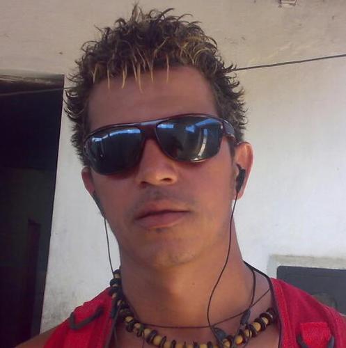 Moreno,alto,bonito e sensual,carinhoso,inteligente e a disposição de um relacionamento íntimo e discreto.