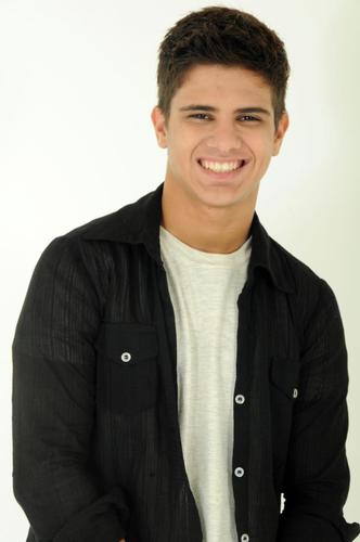 Ator , modelo , carioca , 17 anos .   Solteiro \õ  e tricolor