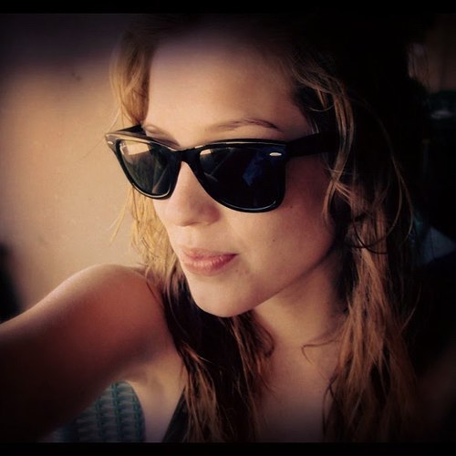 Sou só mas uma que te ama, só mas uma entre uma multidão.. Eu posso sentir o mesmo que os outros, mas uma parte é única, @Sophiaabrahao s2