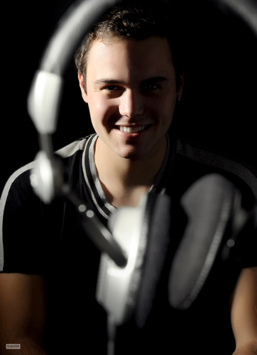 Professional DJ since 2005, academic Acoustic Engineering at the Federal University of Santa Maria (UFSM). http://t.co/Y3B1CvyALx