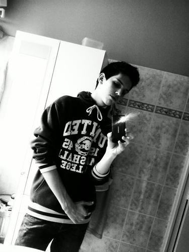 alexmtal69800's profile picture. Bonjour moi c'est Alexandre Riviere j'ai 16 ans, je fais de la batterie de la basse du piano' j'ai un groupe genre metal/rock/punk et voila :)