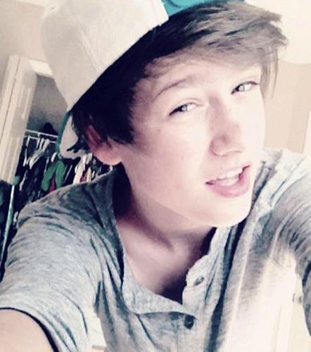 coreywoods6's profile picture. i love pip and my girl friend @sylviastar1 pipster for life umm i cant wait till #WhoCares #TeamBowtie #NoFormalities