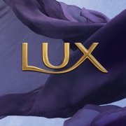 Um novo jeito de deixar sua pele macia e aveludada. Com os sabonetes líquidos e em barras de Lux, você tem o melhor cuidado com sua pele na hora do banho.