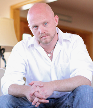 Daddy to 4 girls. Husband to one wife. Artist. Passionate about weaving people's stories together.