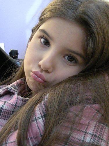 160 Caracteres para definir o amor pela @_Julierodrigues e pela @larimanoela? Ta de brincadeira comigo né twitter? Dedicado  a @_julierodrigues e @larimanoela