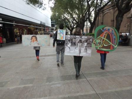 Somos una comunidad abierta de arte itinerante. Sacamos el arte a la calle, vamos al encuentro del espectador. Open community of travelling art exhibitors.