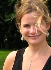 CaroMa100's profile picture. Ici, on fait de la communication, de la lecture, de l’écriture,, on s'occupe de la Fondation Roméo Dallaire et on jase entre foodies. On est multitâche!