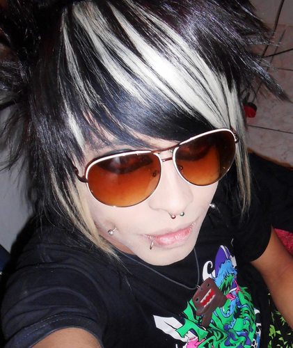 cigarros.bebidas,beleza,makiagens.modas i fodase a sociedade quero q morran seco porra ; D  bem vindos ao meu mundo