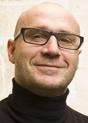 Entrepreneur aux Marais du Vigueirat, réserve naturelle nationale, permaculteur, cuisinier et designer. Ancien dirigeant de l'agence de com La Souris Verte.