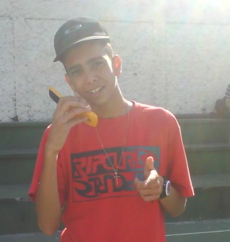 Minha idade não define minha maturidade,, minhas notas não definem minha inteligência,, fofoca sobre mim não definem quem eu sou ! (: