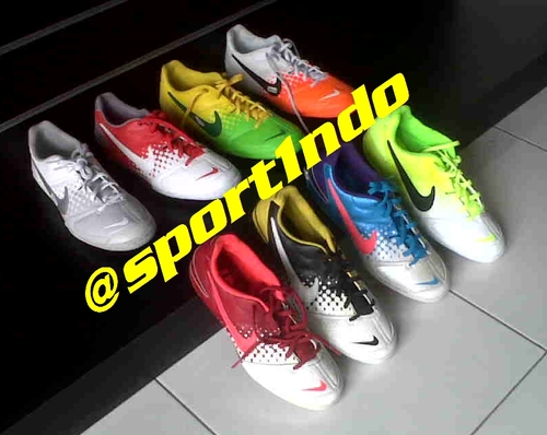 we sell Original Futsal and soccer shoes! and others..
*karena original adalah HALAL*