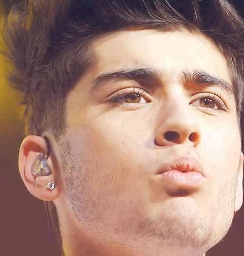 Don't HATE @justinbieber because your a #DIRECTIONER..
Don' t HATE @Onedirection 'cause your a #BELIEBER instead we should LOVE each OTHER ;)