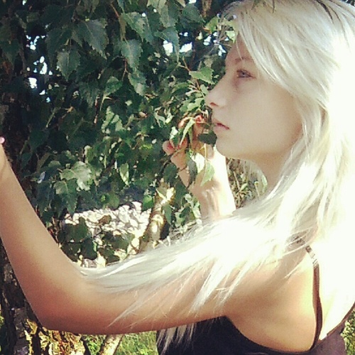 Heey, im a girl from sweden, And i love music and  i are just a happy  person!