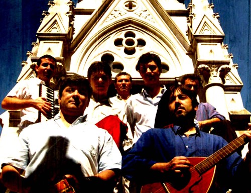 Banda de música celta Argentina, compuesta por siete experimentados músicos, nacida en 1998. Dos discos editados: Sete Netos Folk Celta (2002) y Fogaxe (2008)