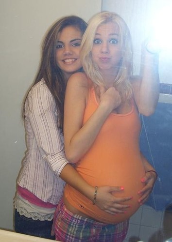 Skye 18 year old girl, happily in a relationship as of 3 years now. Pregnant with a baby boy :D #TeamMommyToBe