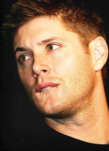Twitter dedicado ao ator, diretor, modelo e cantor, Jensen Ackles, se você é fã, segue que seguirei de volta. Criado no dia 29/04/2011. Dono: @dimmyhsj .