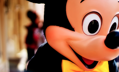 Oii eu sou Mickey Mouse quer um trago? Twitter de humor se gostar siga, retweet e favorite. Oobriiigaaadooooooooooo!