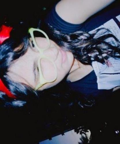 16 anos , virginiana , fofa , rock , chocolate , chata e um dia vou achar um @  para colocar aqui.. (Fui hackeada com 600 seguidores e 20 mil tweets é a vida)