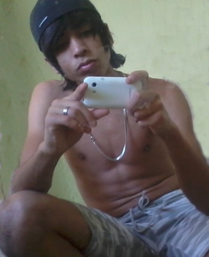 Não sou melhor , nem pior que vc ..Mas Diferente de vc , procuro sempre está evoluindo.. Pois vc pode fikar parado pro mundo .. mas o mundo nunka Para vc...