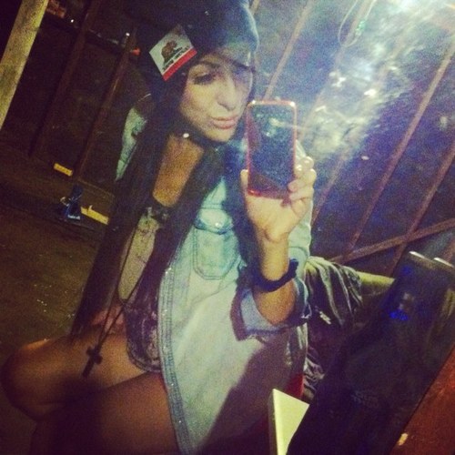 ayonikkib's profile picture. tab silly & a smige of interesting. ♋