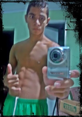 Uh Garotinho Que Sempre Faz a Vida Parecer Mais Facil Um Cara Apaixonado, Alegre, Amigo, mas nunca pise no meu CALO, pois não vai doer em mim, mas sim em  você