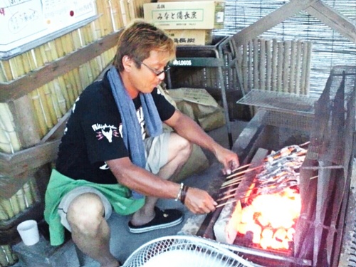 夏限定おもいでらんど鮎の塩焼き職人のマサキです！ 鮎焼き小屋から見える風景を つぶやいていきまっせー！（本年度の営業は終了しました！）