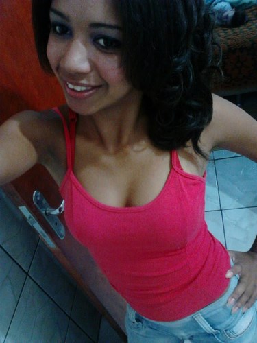 Não confie em qualquer palavra, qualquer sorriso, qualquer beijo, qualquer abraço, qualquer olhar.. As pessoas fingem, e muito bem .