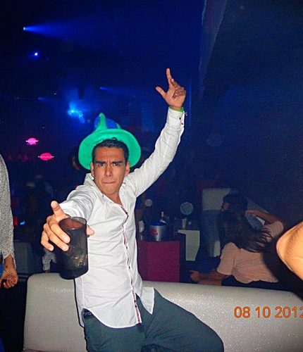 Dios me hizo hombe  y la vida me hizo cabron ,
Simpatico, fiestero super buena honda! 
!