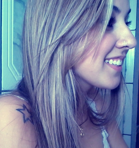 A menina cresceu, se tornou forte e destemida, mas no fundo tem um sonho em comum com milhares de garotas: ser feliz $: