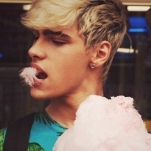 Sup. I'm Gavin. I'm twenty years old, I'm a rapper, and I really freaking enjoy tasty food. {Single/Bi} #CWFamily #TRIAL