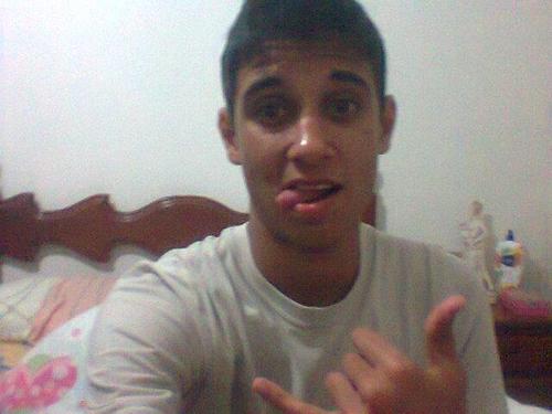 sou santista,um pouco ciumento,muito alegre,divertido e inteligente.